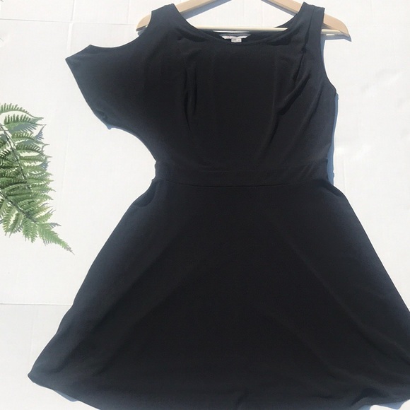 BCBGeneration Dresses & Skirts - ☕️BCBGeneration One Cold Shoulder Skater Dress